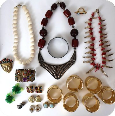 beaucoup de bijoux posés sur la table