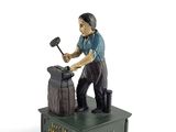 figurine représentant un homme tenant un marteau, posée sur le comptoir d'une banque
