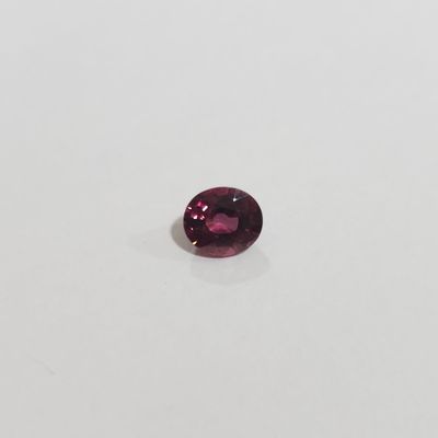des tourmalines roses sur un fond blanc