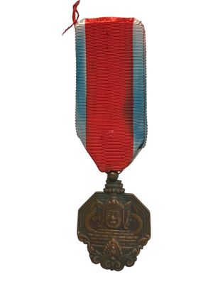 médaille avec un ruban rouge, blanc et bleu sur fond blanc