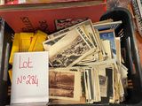 une boîte remplie de vieilles photos et une pancarte sur laquelle on peut lire « lol no day »