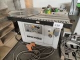 une machine posée sur une table dans une pièce
