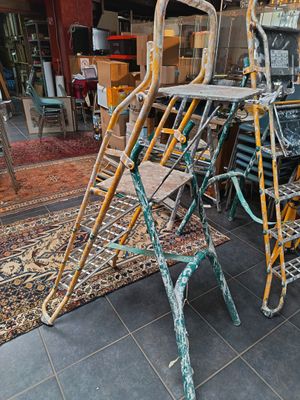 de nombreuses chaises posées à même le sol dans la pièce
