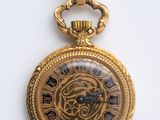 une image d'une horloge en gros plan sur une surface blanche