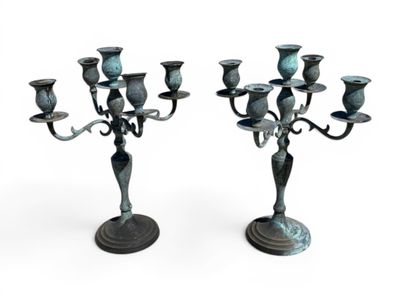 paire de candélabres anciens en bronze avec des bougeoirs sur pied