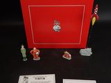 une boîte rouge contenant quelques petites figurines