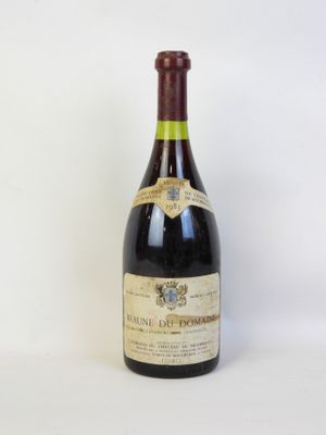 une bouteille de vin posée sur une table