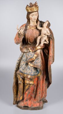 une vieille statue représentant une femme tenant un bébé dans ses bras et coiffée d'une couronne
