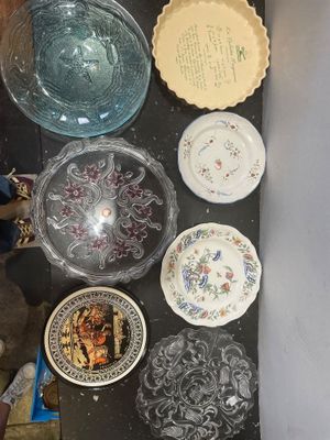 beaucoup d'assiettes et de bols sur la table