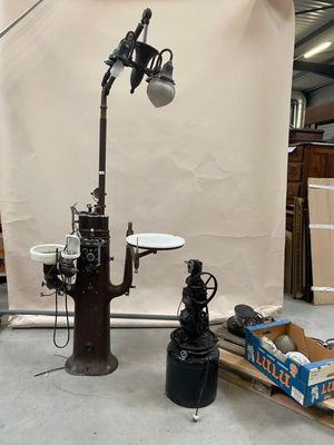 une lampe posée sur une table dans une pièce