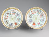 paire d'assiettes chinoises de style « famille » sur socles