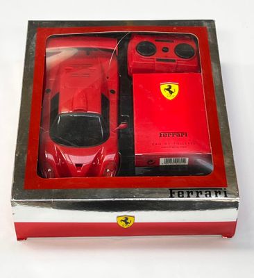 une coque de téléphone Ferrari rouge dans une boîte rouge