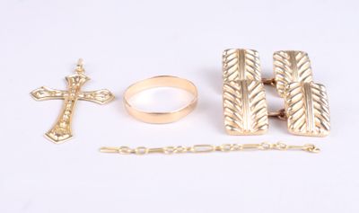 deux bagues, une croix, une chaîne et une bague sur un fond blanc