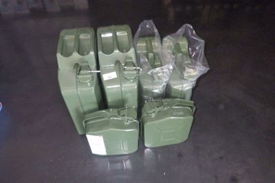 Plusieurs récipients en plastique vert sont alignés sur une table