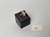 gros plan d'une bague dans une boîte noire avec une étiquette de prix