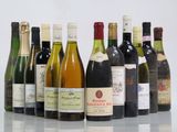 plusieurs bouteilles de vin alignées sur une table