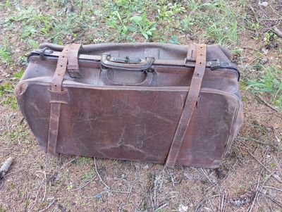 un sac en papier brun posé par terre, dans l'herbe