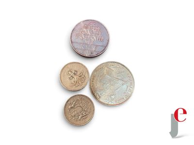 trois types de pièces différents sur une surface blanche