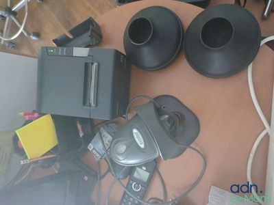 deux haut-parleurs et un ordinateur portable posés sur une table