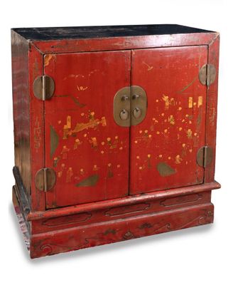 BUFFET en orme laqué rouge, à décor de scènes de genres et f…