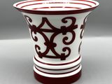 un vase rouge et blanc orné d'un motif