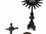 une croix, un bol et d'autres objets religieux posés sur un fond blanc