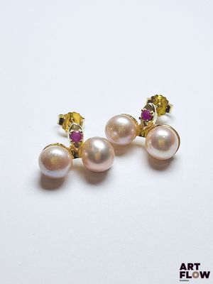 paire de boucles d'oreilles en perles et améthyste sur fond blanc