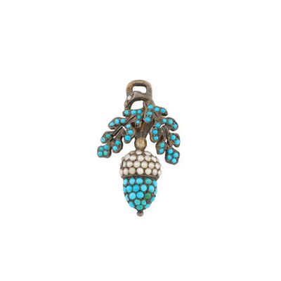 un gros plan d'un pendentif en perles bleues et blanches sur fond blanc