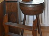 un tabouret en bois assis dans une cuisine près d'une fenêtre