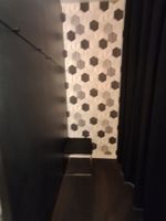 2 tabourets carrés en métal chromé et tissu noir et un tabou… (photo 2)