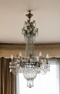 un lustre suspendu au plafond d'un salon