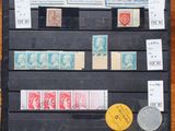 une photo d'une collection de timbres exposée sur une table