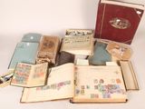 un grand nombre de livres posés sur une table