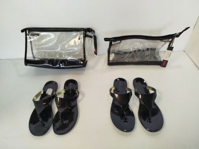 deux paires de sandales et un sac transparent sur la table