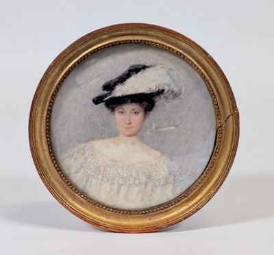 portrait d'une femme en robe blanche et chapeau, dans un cadre doré