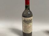 deux bouteilles de vin posées l'une à côté de l'autre sur une table