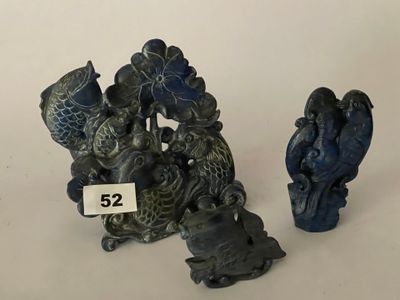 deux petites figurines représentant des oiseaux et un oiseau perché sur une branche