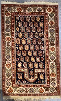un tapis persan ancien à motifs géométriques sur fond bleu