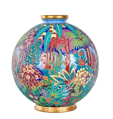 un vase coloré posé sur un socle doré