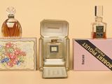 une petite boîte contenant un flacon de parfum et une autre petite boîte contenant du parfum