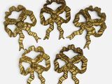 quatre nœuds en métal doré sont superposés les uns sur les autres
