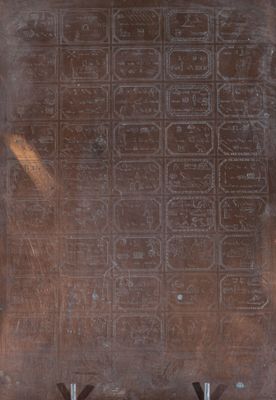 une photo d'une grande plaque métallique sur laquelle figurent des inscriptions
