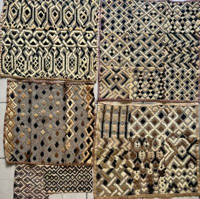 quatre types différents de tapis africains posés sur un sol carrelé