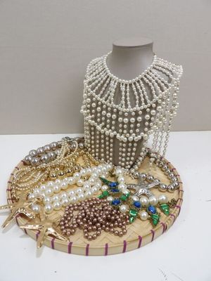 une présentation de perles et d'autres bijoux sur une table
