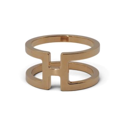 un gros plan d'une bague en or sur laquelle figure la lettre « h »