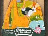 un autocollant représentant une girafe et d'autres animaux sur une clôture en bois