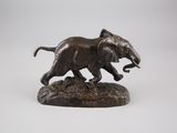 statue en bronze représentant un éléphant courant sur un rocher, sur fond blanc