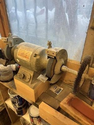une machine posée sur une table devant une fenêtre