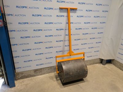 un rouleau posé au milieu d'une pièce
