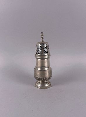 salière plaquée argent sur fond blanc